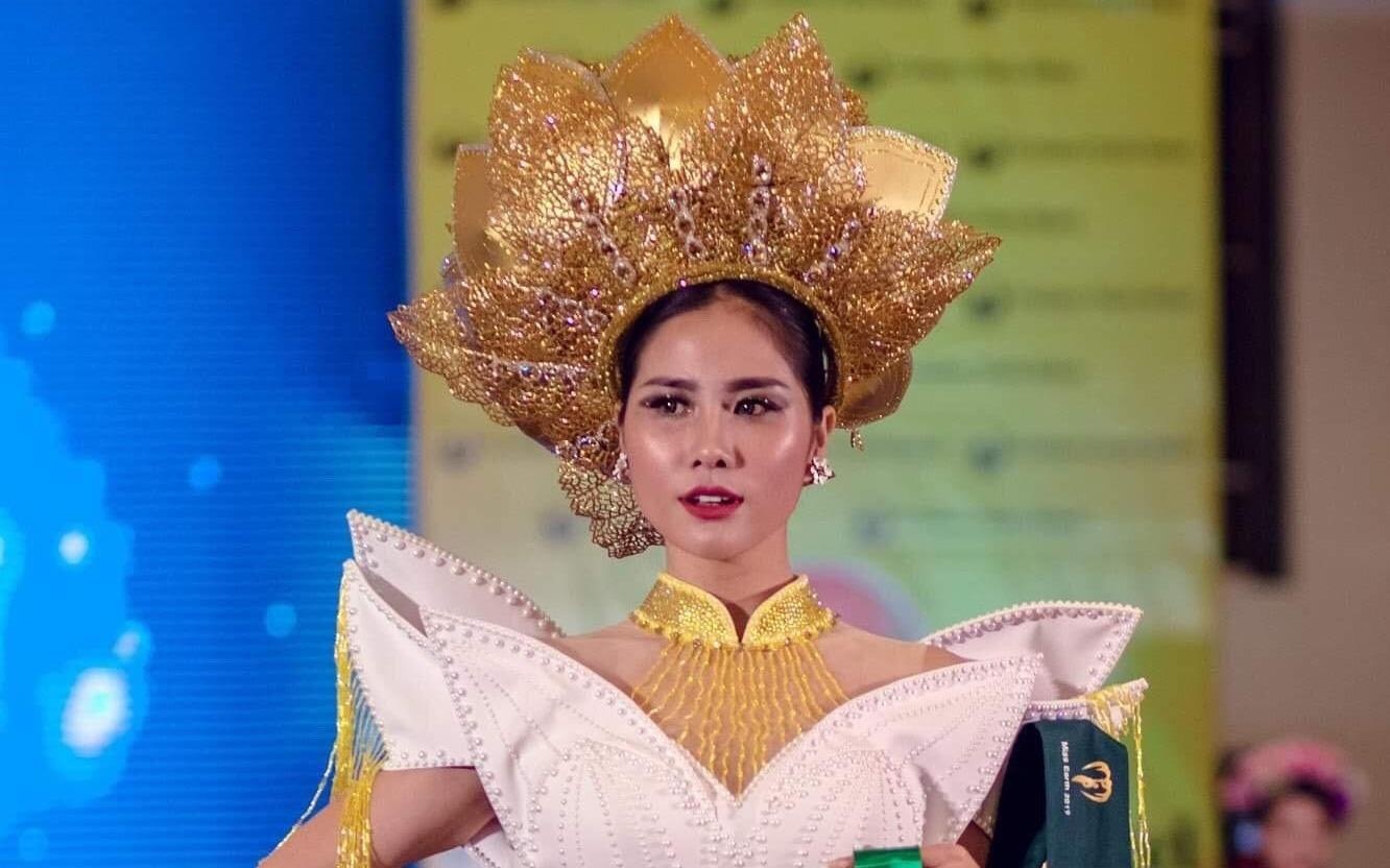 Hoang Hanh nhan giai dong trang phuc dan toc o Hoa hau Trai Dat hinh anh