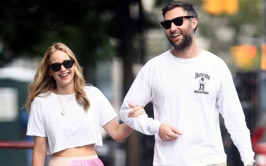 Jennifer Lawrence cuoi ban trai giam doc vao ngay 19/10 hinh anh