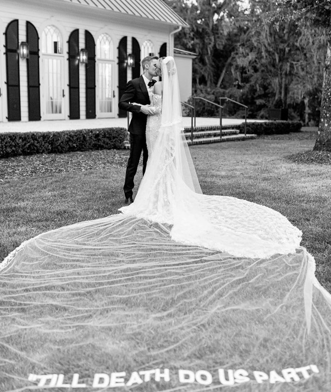 Hailey Bieber thu vay cuoi anh 9