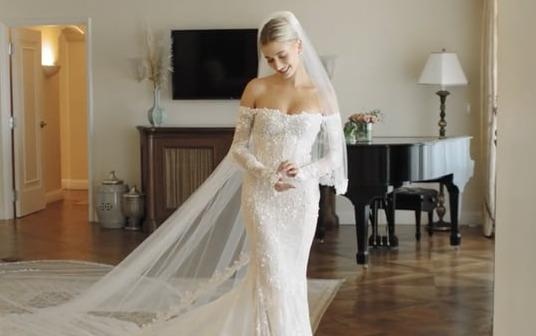 Chiec vay cuoi ton vong nguc va tam lung ong cua Hailey Bieber hinh anh