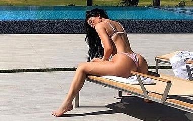 Kylie Jenner khoe vong 3 qua kho trong sinh nhat Kim Kardashian hinh anh