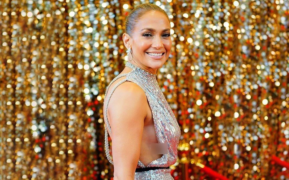 Jennifer Lopez lo mieng dan nguc voi dam ho hinh anh