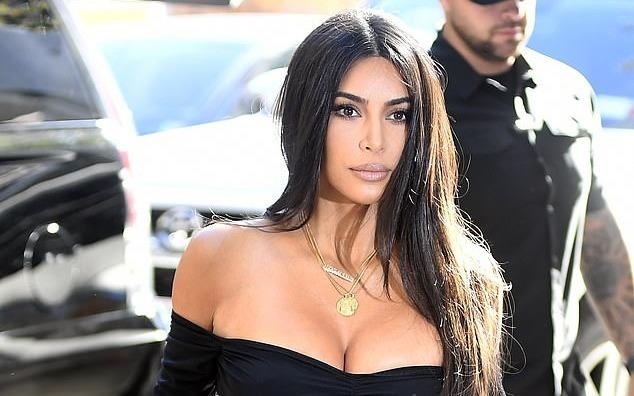 Kim Kardashian ton vong mot day dan voi dam om sat hinh anh