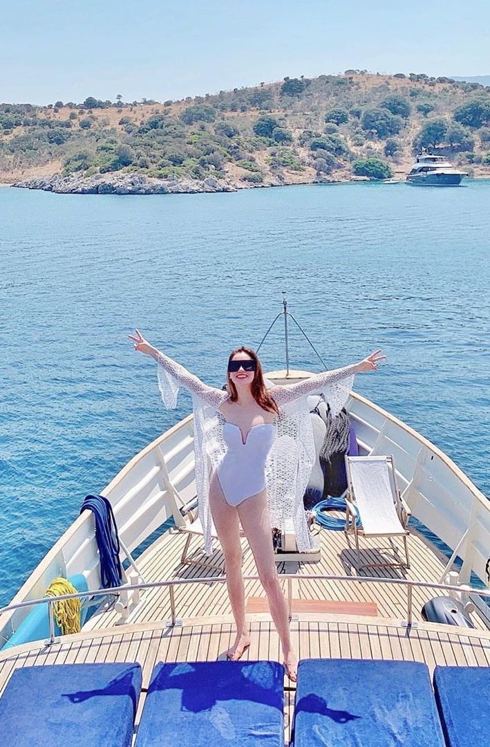 Thuy Tien khoe dang voi ao tam anh 4