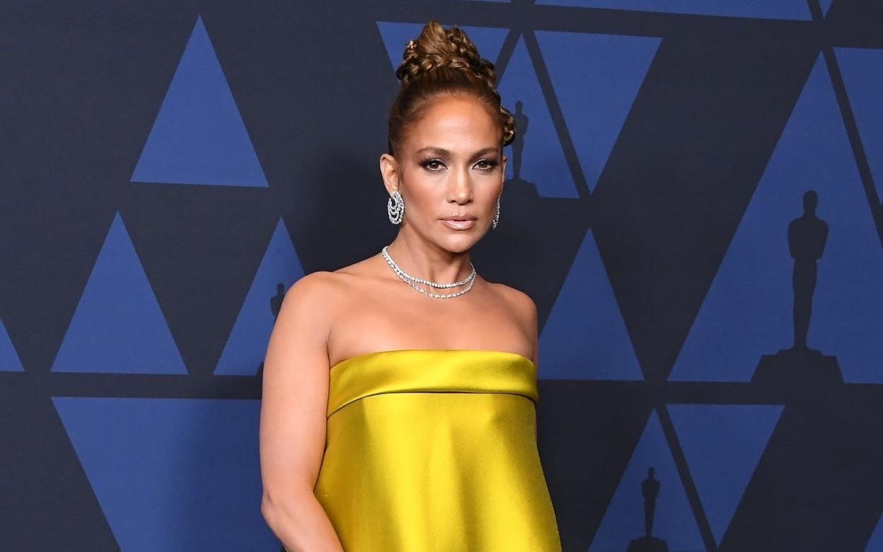 Jennifer Lopez va dan my nhan mac goi cam tren tham den hinh anh