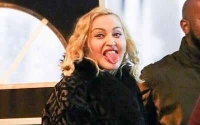 Madonna bi che lam dung chat lam day tren khuon mat hinh anh