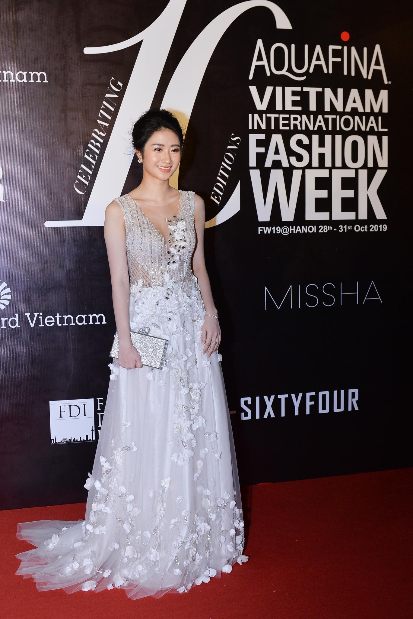 Hoa hau Viet lay chong anh 17