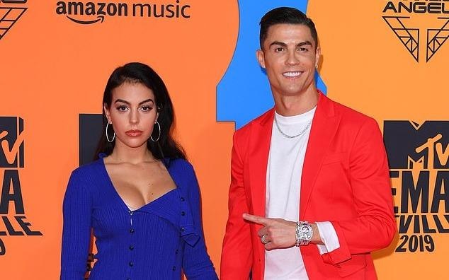 Ronaldo va ban gai noi bat tren tham do MTV EMAs 2019 hinh anh