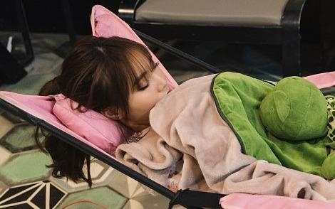 Lan Ngoc va nhieu nghe si ngu guc o hau truong hinh anh