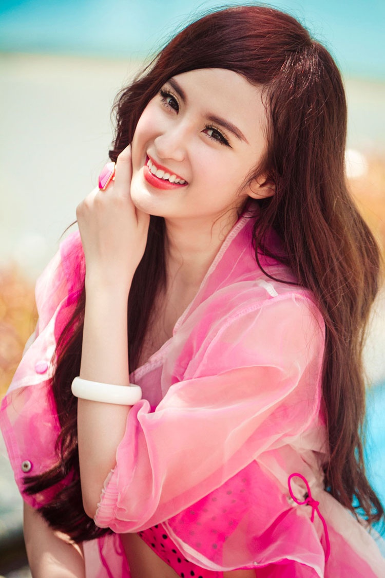 Angela Phuong Trinh lot xac anh 4