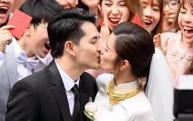 Dong Nhi - Ong Cao Thang hon nhau trong le an hoi hinh anh