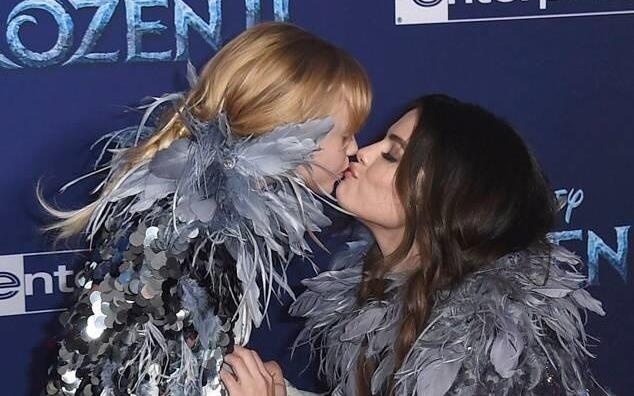 Selena Gomez hon em gai 6 tuoi tren tham do 'Frozen 2' hinh anh