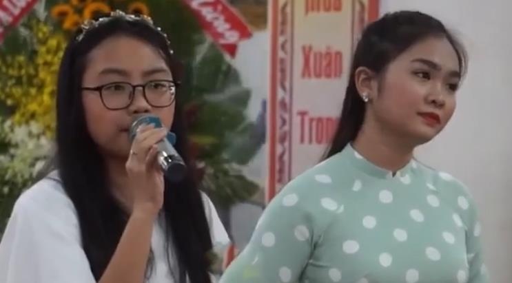 Phuong My Chi - Thien Nhan song ca 'Sau dau que ngoai' o chua hinh anh