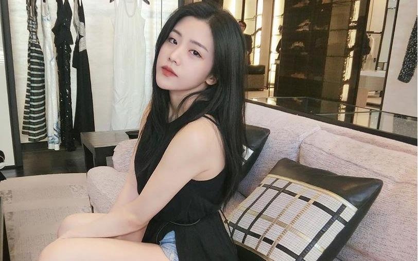 Em gai Ong Cao Thang mac sexy, chiu choi hang hieu hinh anh