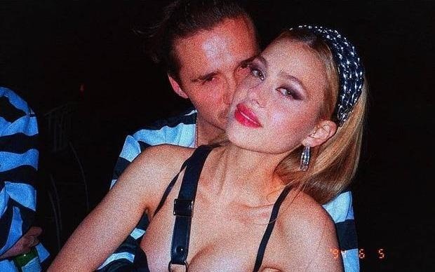 Brooklyn Beckham om ap tinh moi hinh anh