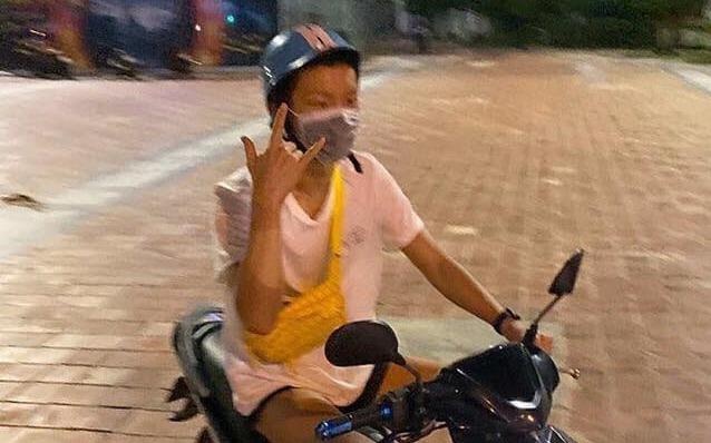 Lee Seung Hoon (Winner) lai xe may tai Da Nang hinh anh