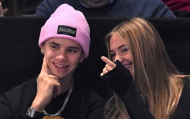 Romeo Beckham di xem quan vot cung ban gai tin don hinh anh