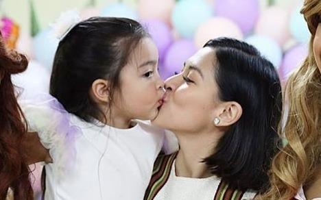 My nhan dep nhat Philippines mung sinh nhat con gai 4 tuoi hinh anh