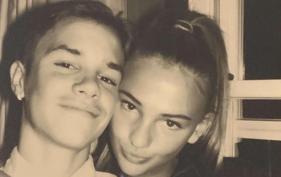 Romeo Beckham cong khai ban gai hinh anh