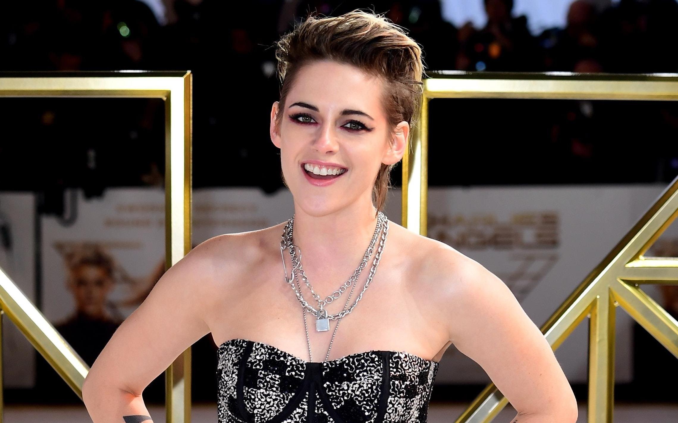 Kristen Stewart dien dam cup nguc hinh anh