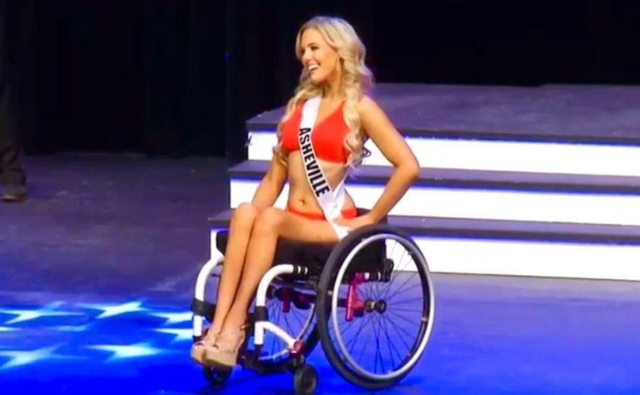 Thi sinh hoa hau catwalk voi xe lan hinh anh