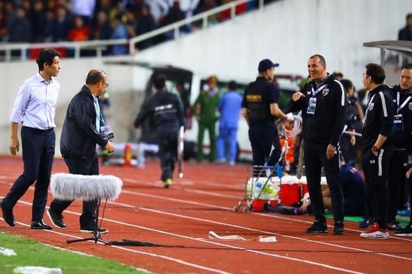 Sao Viet buc xuc vi HLV Park Hang-seo bi gieu cot ngoai hinh hinh anh