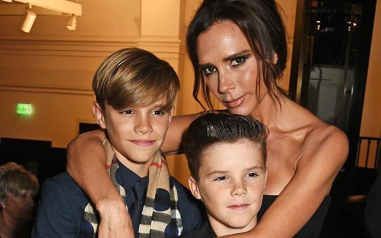Victoria Beckham va con trai nhay 'Spice Up Your Life' hinh anh