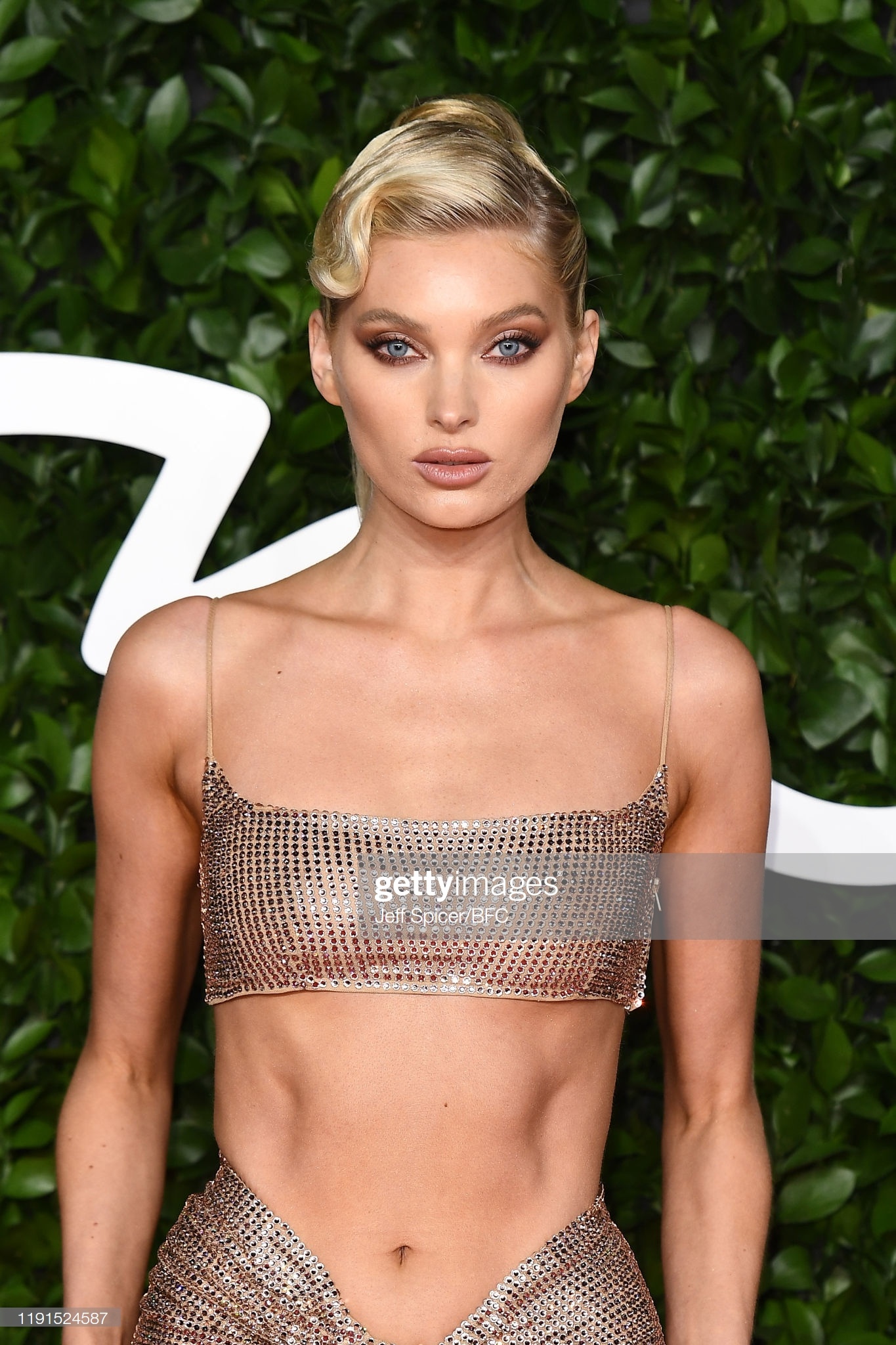 elsa hosk goi cam tren tham do anh 2