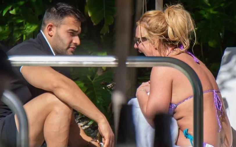 Britney Spears dien bikini ben tinh tre hinh anh