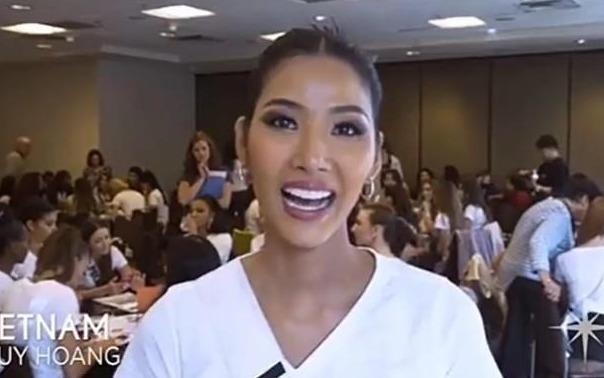 Hoang Thuy noi tieng Anh troi chay hinh anh