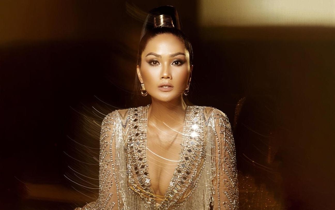 Bo anh khep lai nhiem ky Hoa hau Hoan vu Viet Nam cua H'Hen Nie hinh anh