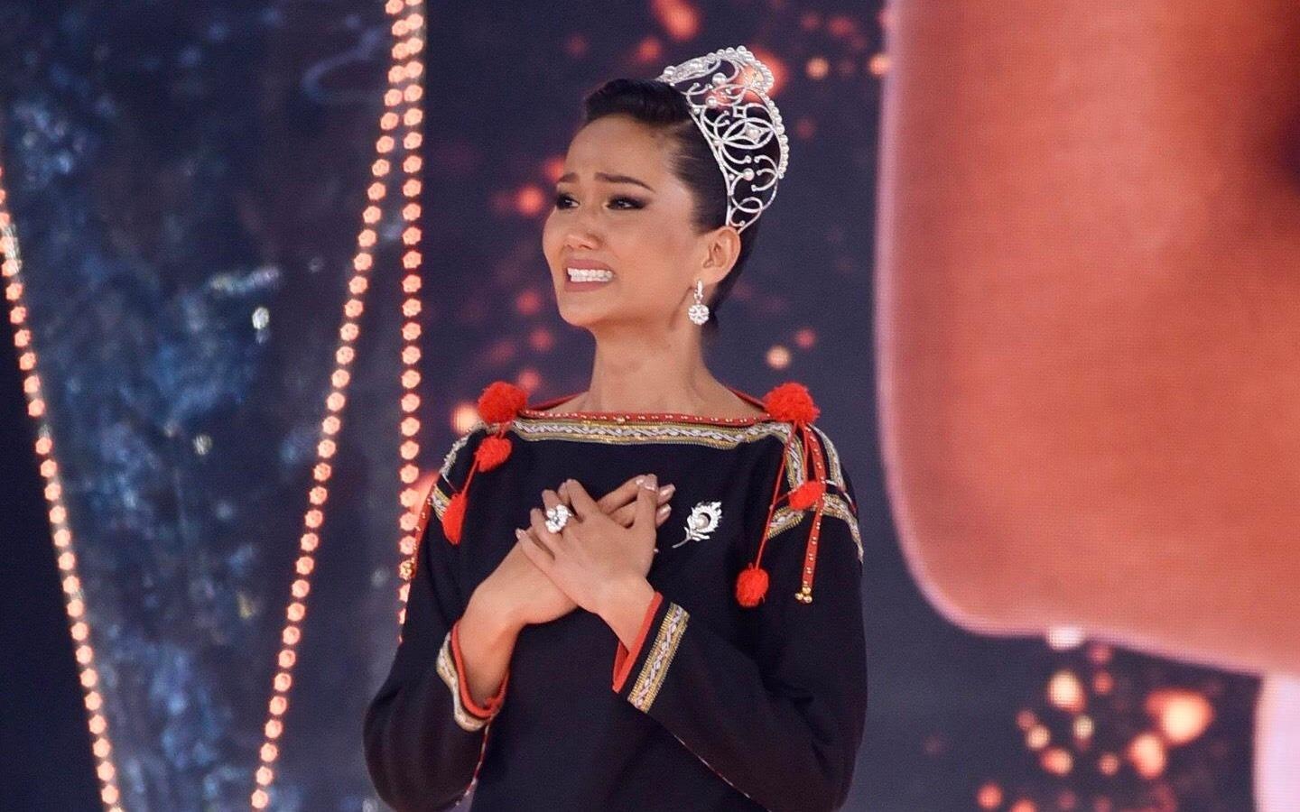 H'Hen Nie bat khoc, hat 'Cam on' cua Den truoc khi trao lai vuong mien hinh anh