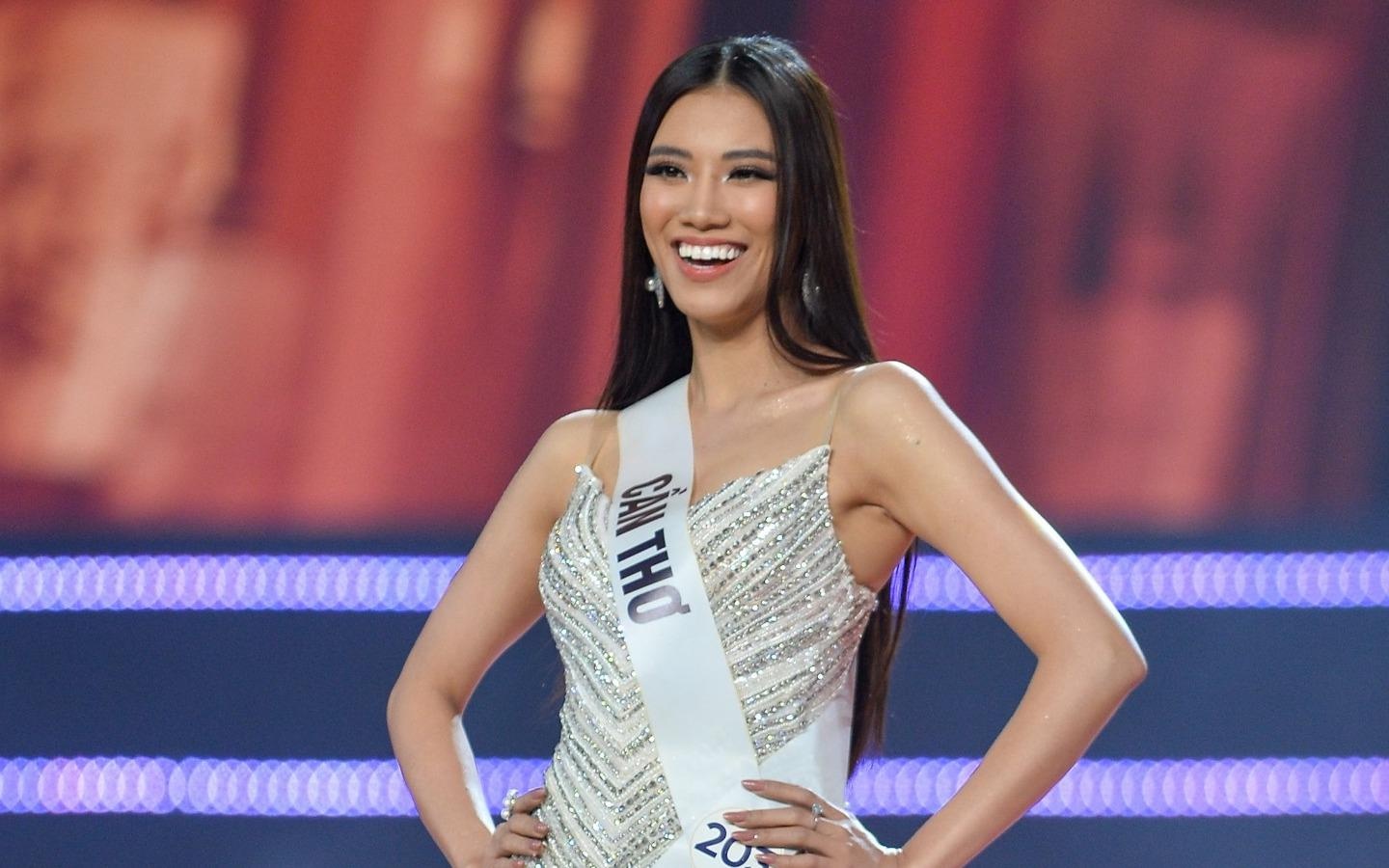 Top 10 Hoa hau Hoan vu Viet Nam khoe sac voi vay da hoi hinh anh