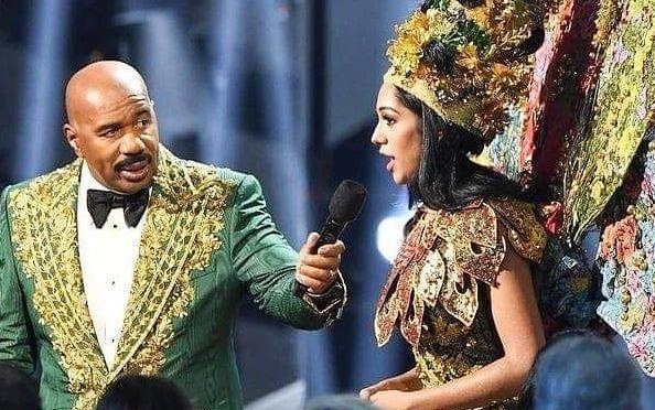 Hoa hau Malaysia khong buon khi bi lay lai giai Trang phuc dan toc hinh anh