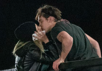 Brooklyn Beckham hon ban gai thu 4 hinh anh