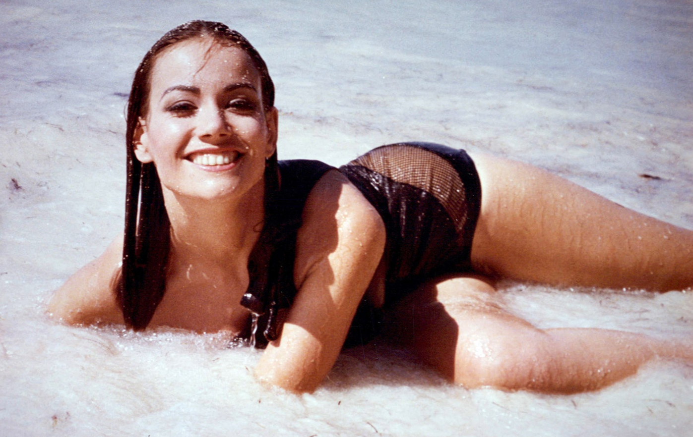 Bond girl dau tien cua Phap qua doi hinh anh