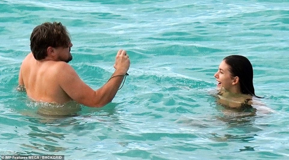 Leonardo DiCaprio chup anh ban gai anh 2