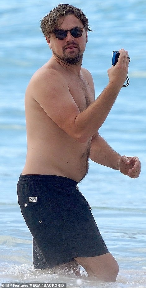 Leonardo DiCaprio chup anh ban gai anh 7