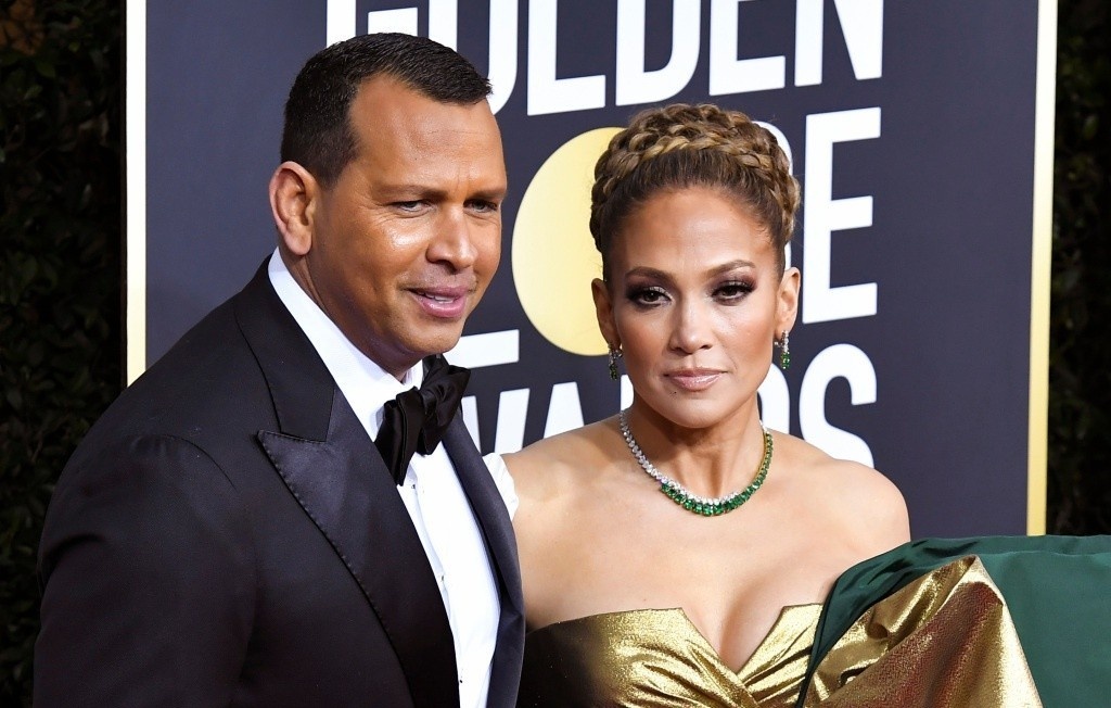 Jennifer Lopez duoc chong dong vien sau khi truot giai Qua cau vang hinh anh