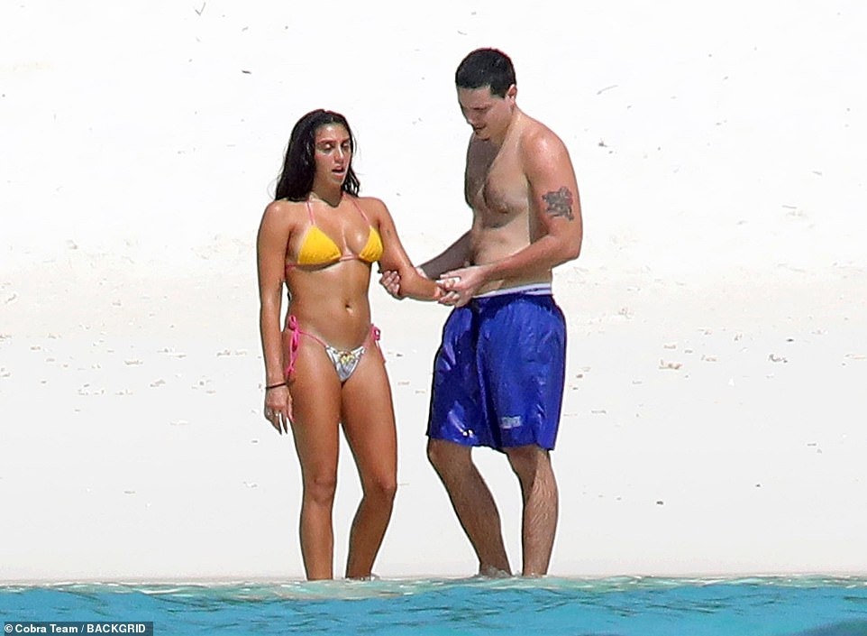 con gai Madonna mac bikini anh 1