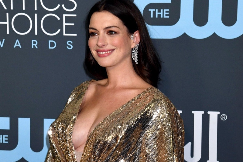 Anne Hathaway goi cam tren tham do hinh anh