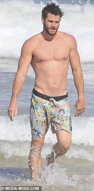 liam hemsworth hon ban gai tren bien anh 5