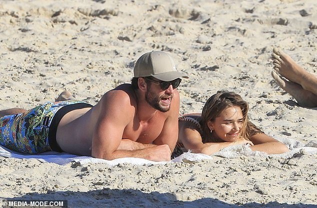 liam hemsworth hon ban gai tren bien anh 1