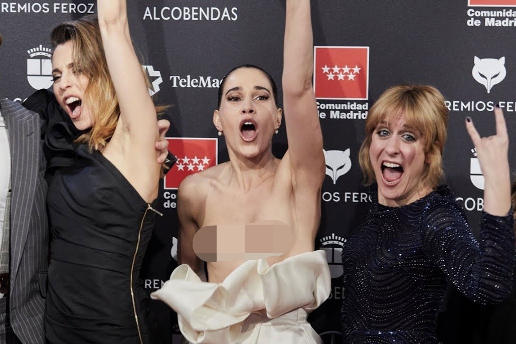 Sao nu gap su co trang phuc tren tham do danh gia hinh anh