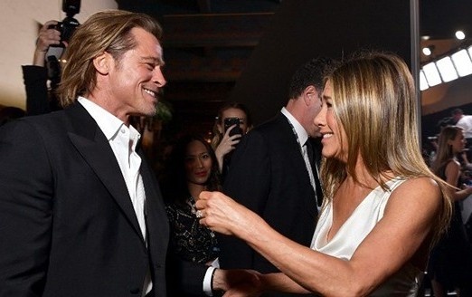 Brad Pitt nam tay vo cu Jennifer Aniston hinh anh