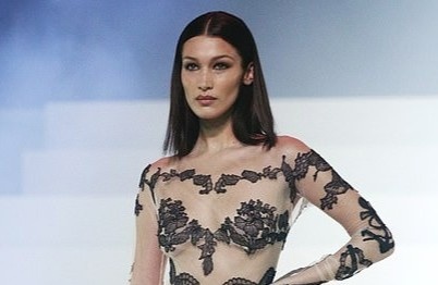 Bella Hadid va dan mau mac xuyen thau dien thoi trang hinh anh