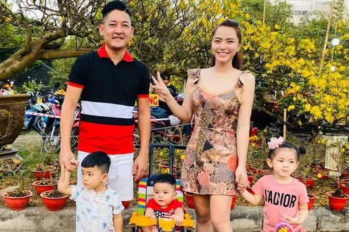 Tang Thanh Ha gap ban be, gia dinh Hai Bang di cho hoa ngay Tet hinh anh