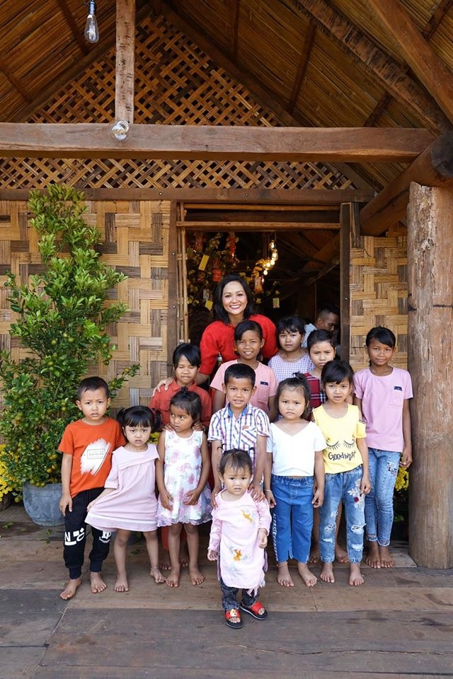 my nhan viet dien ao dai mung 1 tet anh 3