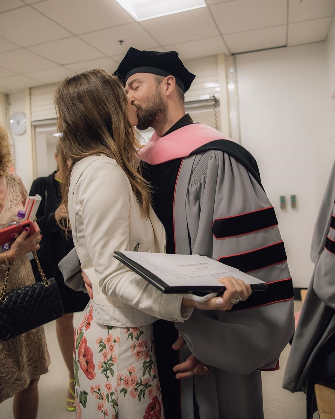 Justin Timberlake hôn vợ sau khi ngoại tình ảnh 1 Justin Timberlake hon vo sau khi ngoai tinh anh 1