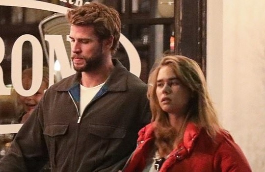 Liam Hemsworth lo ve khong vui khi hen ho tinh moi hinh anh